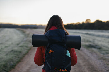 Spain, Catalunya, Girona, female hiker on field path - EBSF001176