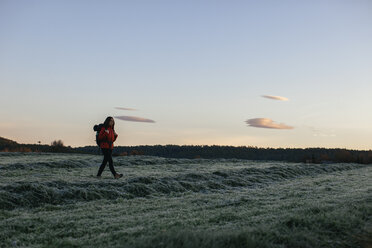 Spanien, Katalonien, Girona, Wanderin beim morgendlichen Spaziergang auf einem Feld - EBSF001177