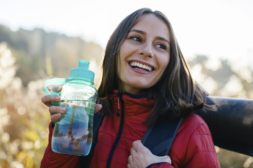 Spanien, Katalonien, Girona, Porträt einer glücklichen Wanderin mit Wasserflasche - EBSF001186