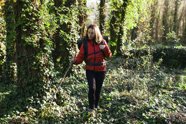 Spanien, Katalonien, Girona, Wanderin beim Wandern im Wald - EBSF001192