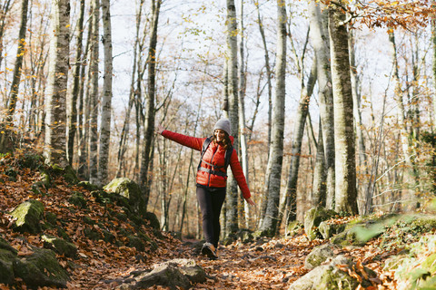 Spanien, Katalonien, Girona, Wanderin beim Wandern im Wald, lizenzfreies Stockfoto