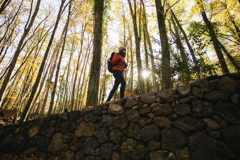 Spanien, Katalonien, Girona, Wanderin geht auf Steinmauer im Wald - EBSF001203