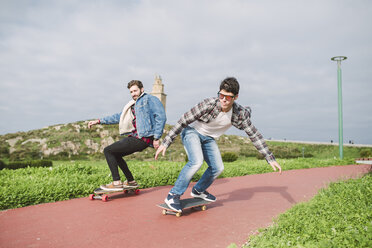 Spain, La Coruna, two friends skateboarding - RAEF000724