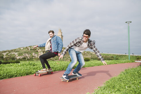 Spanien, La Coruna, zwei Freunde beim Skateboarden - RAEF000724