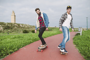 Spanien, La Coruna, zwei Freunde beim Skateboarden - RAEF000725