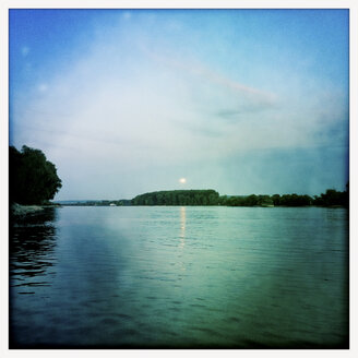 Deutschland, Rüdesheim, Fluss Rhein, Vollmond - GWF004518