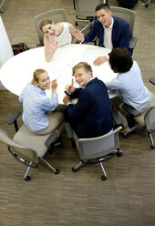 Lächelnde Geschäftsleute bei einem Treffen im Büro - WESTF021626