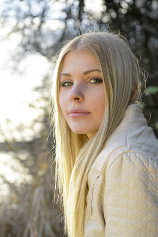 Porträt einer blonden jungen Frau in der Natur, lizenzfreies Stockfoto