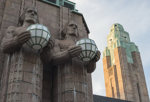 Finnland, Helsinki, Teil der Fassade des Hauptbahnhofs mit Statuen, lizenzfreies Stockfoto