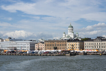 Finnland, Helsinki, Blick auf die Stadt vom Hafen aus mit der Kathedrale von Helsinki - JBF000272