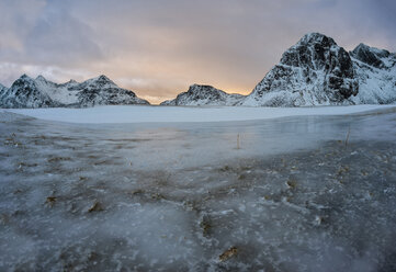 Norwegen, Lofoten, Gefrorener Teich in den Bergen bei Sonnenuntergang, Strand von Skagsanden - LOMF000130