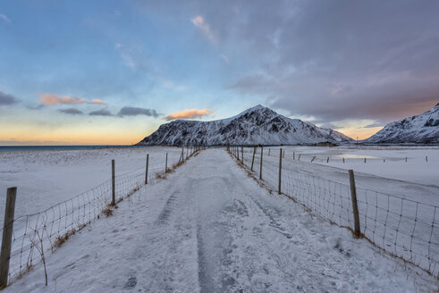 Norwegen, Lofoten, Straße im Schnee in der Nähe von Skagsanden Strand - LOMF000131