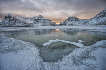 Norway, Lofoten, Frozen pond in the mountains - LOMF000132