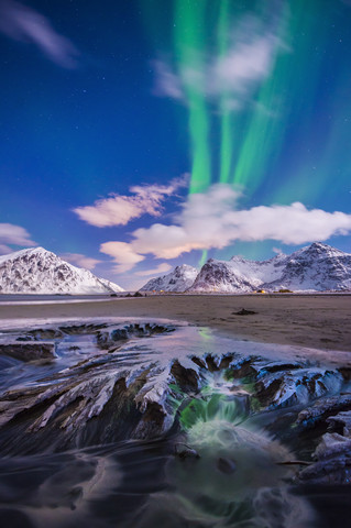 Norwegen, Lofoten, Naturzeichnungen am Strand von Skagsanden unter der Aurora, lizenzfreies Stockfoto