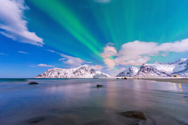 Norwegen, Lofoten, Aurora über Skagsanden Strand - LOMF000137