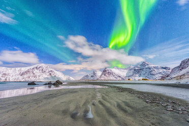 Norway, Lofoten, Aurora over Skagsanden beach - LOMF000139