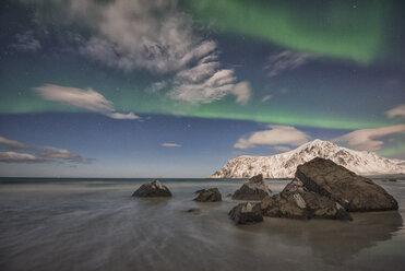 Norwegen, Lofoten, Aurora über Skagsanden Strand - LOMF000140