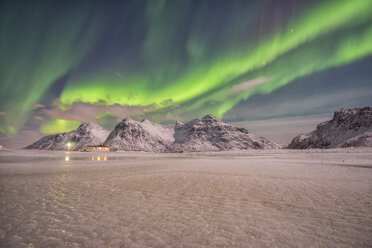 Norwegen, Lofoten, Aurora über Skagsanden Strand - LOMF000143