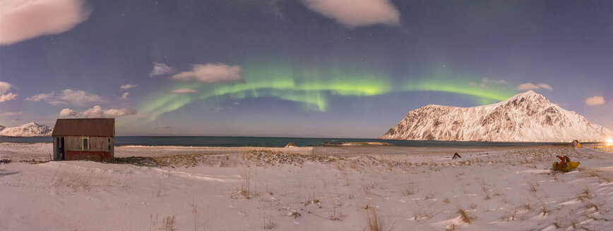 Norwegen, Lofoten, Aurora über einer Holzhütte in Skagsanden Strand, Panorama - LOMF000144