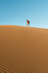 Namibia, Namib-Wüste, Sossusvlei, Mann fotografiert auf einer Düne - GEMF000548