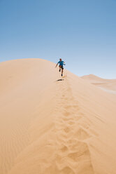 Namibia, Namib-Wüste, Sossusvlei, Mann läuft eine Düne hinunter - GEMF000553