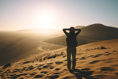 Namibia, Namib-Wüste, Sossusvlei, Frau genießt Sonnenaufgang auf der Düne 45 - GEMF000560