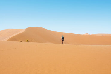 Namibia, Namib-Wüste, Sossusvlei, Mann geht durch die Dünen - GEMF000565
