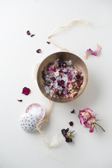 Schale mit Badesalz und getrockneten Rosenblättern - MYF001275