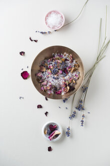 Schale mit Badesalz mit getrockneten Rosenblättern und Lavendelblüten - MYF001276
