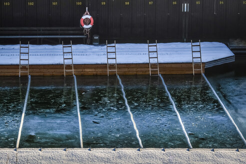 Deutschland, Bayern, Burghausen, Badestelle im Winter, Eisschwimmen - HAMF000119