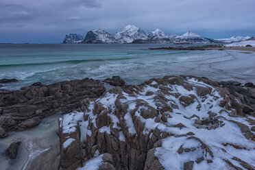 Norway, Lofoten, Myrland beach, Fiords and rocks in winter - LOMF000146