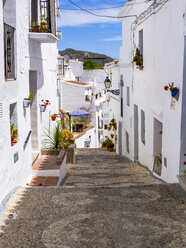 Spanien, Andalusien, Frigiliana, weiße Häuser, Gasse - AMF004565