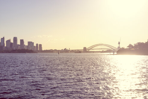 Australien, Sydney, Blick auf die Sydney Harbour Bridge bei Gegenlicht - PUF000455