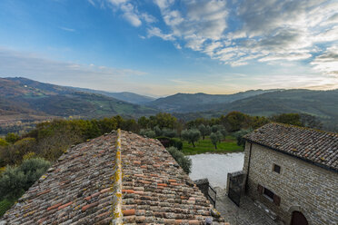 Italien, Umbrien, Gubbio, Blick von der Eremitage San Pietro in Vigneto - LOMF000150