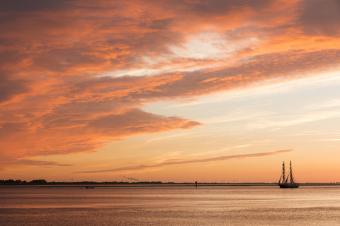 Deutschland, Bremerhaven, Sail 2015, Segelschiff am Abend, lizenzfreies Stockfoto