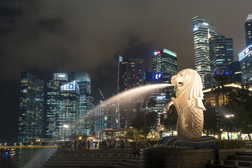 Singapur, Blick auf Wolkenkratzer mit Merlion im Vordergrund bei Nacht - PC000211