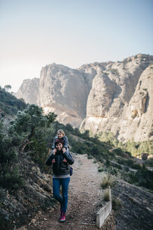 Spanien, Katalonien, Parc Natural dels Ports, Mutter trägt Sohn auf ihren Schultern - JRFF000254