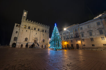 Italy, Umbria, Province of Perugia, Gubbio, Signoria square, Palazzo dei Consoli and a Christmas tree by night - LOM000152