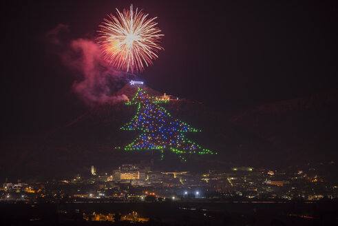 Italien, Umbrien, Provinz Perugia, Gubbio, Weihnachtsbaum auf dem Berg Ingino, Feuerwerk - LOMF000153