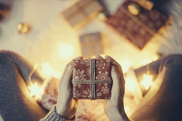 Woman's hands holding Christmas present - JPF000087