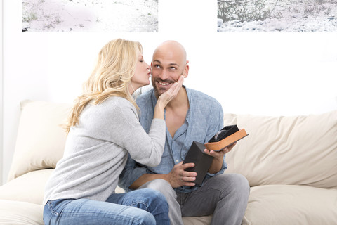 Reifer Mann schenkt seiner Frau, lizenzfreies Stockfoto