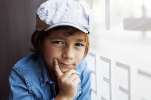 Porträt eines ernst dreinblickenden kleinen Jungen mit Mütze - VABF000011