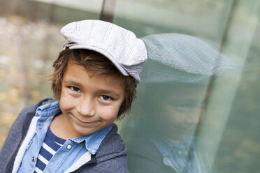 Porträt eines lächelnden kleinen Jungen mit Mütze - VABF000018