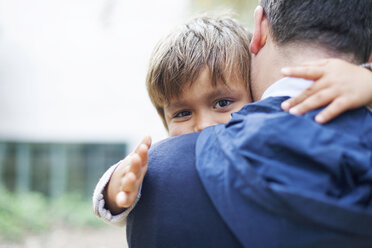 Kleiner Junge auf den Armen des Vaters, der ihm über die Schulter schaut - VABF000021