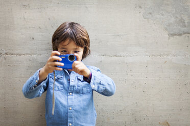 Little boy taking a picture with digital camera - VABF000023