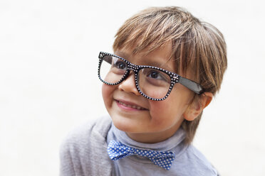 Porträt eines lächelnden kleinen Jungen mit Fliege und übergroßer Brille - VABF000027