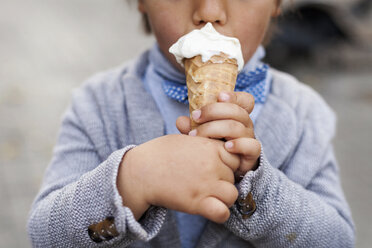 Kleiner Junge hält Eiswaffel in den Händen - VABF000029