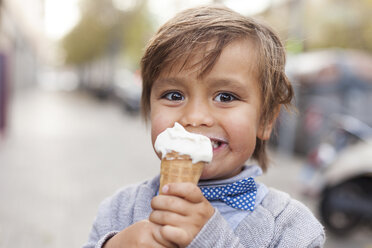 Porträt eines glücklichen kleinen Jungen mit Eiswaffel - VABF000030