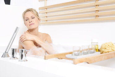 Woman enjoying a bubble bath - MAEF011106