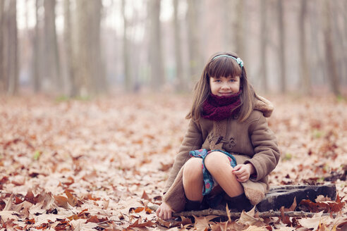 Junges Mädchen sitzt im Park, Herbst - XCF000047
